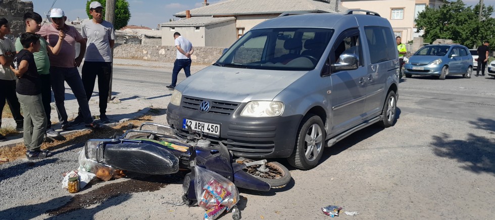 Hafif ticari araç motosikletle çarpıştı: 2 yaralı