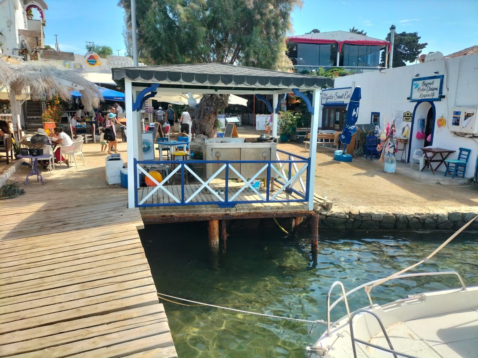 Bodrum’un Cadde ve Sokaklarında Mavi Beyaz Boyama Çalışmaları Devam Ediyor