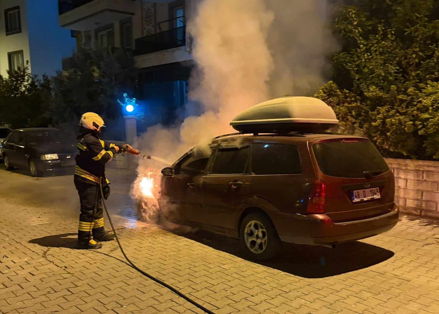 Dalaman’da Araç Yangını: Motor ve Konsol Bölümü Kullanılamaz Hale Geldi